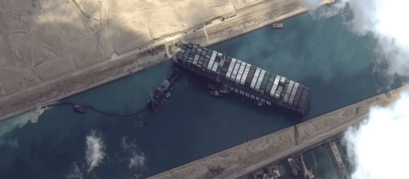 Παραμένει «αιχμάλωτο» το Ever Given ένα μήνα μετά το συμβάν στη Διώρυγα του Σουέζ